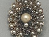 broche en argent et perles, avec une perle au centre