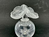 un vase en verre contenant une fleur, posé sur une table
