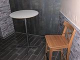 une petite table et une chaise dans un coin de la pièce