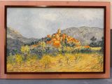 une peinture à l'huile représentant un village situé sur une colline, avec des arbres au premier plan et des montagnes en arrière-plan
