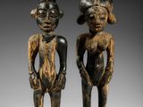 deux figurines en bois sculptées représentant un homme et une femme