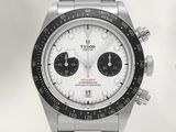 un gros plan d'une montre au cadran blanc