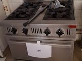un poêle en argent au milieu d'une cuisine carrelée