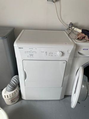 un lave-linge et un sèche-linge dans une petite pièce