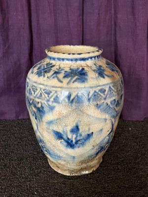 Vase balustre à décor bleu blanc (éclats)