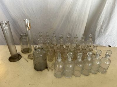 beaucoup de bouteilles en verre vides sur la table