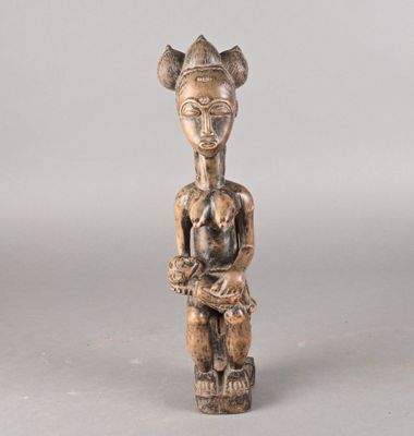 statue d'une femme tenant un bébé dans ses bras