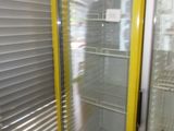 un réfrigérateur avec une porte vitrée dans un magasin