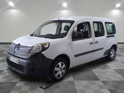 la photo d'une petite camionnette blanche garée dans un garage