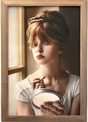 tableau représentant une femme tenant un miroir devant son visage