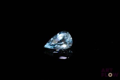 gros plan d'un diamant bleu sur une surface noire