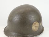 un vieux casque avec un trou au milieu