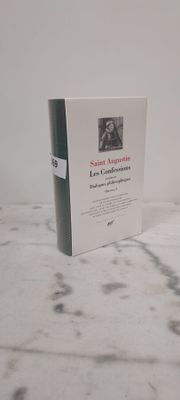 un livre posé sur une table en marbre