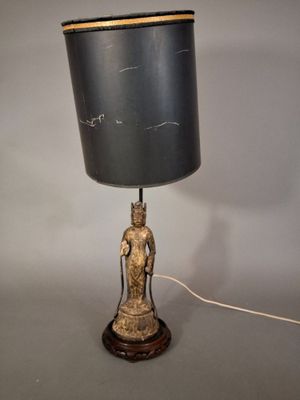 an image of a lamp with a black shade on it