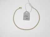 Gros plan sur un bracelet en chaîne en or portant une étiquette