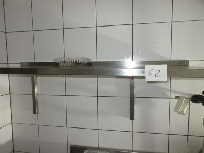 une toilette dans des toilettes publiques, avec un panneau accroché au mur