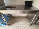 un comptoir en acier inoxydable dans une cuisine commerciale
