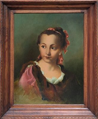 portrait d'une jeune fille en robe rose avec un bandeau rouge