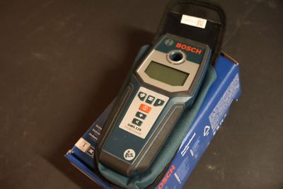 un téléphone portable posé sur une boîte