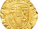 gros plan d'une pièce d'or portant des armoiries