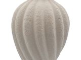 un vase blanc posé sur une surface blanche