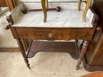 une table en bois avec un plateau en marbre et un miroir derrière