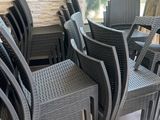 a lot of chairs that are lined up in a room