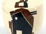 un vase blanc orné d'un motif marron et noir