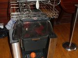 une petite cuisine avec un lave-vaisselle et un grille-pain posé par terre
