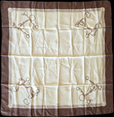 GUCCI - Carré en soie à décor de 4 mors de bride sur fond bl…