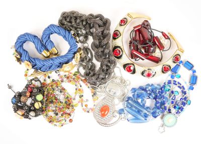 beaucoup de bijoux sur une surface blanche