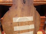 une chaise en bois sur laquelle est collé un bout de papier