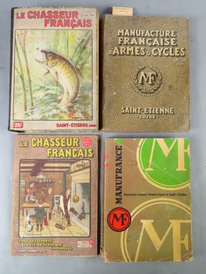 quatre livres posés sur une table, dont l'un représente un poisson et l'autre représente un poisson
