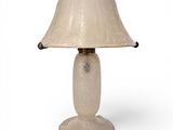 une image d'une lampe de table avec un abat-jour blanc