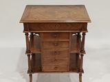 une image représentant une petite table en bois sur laquelle sont posés des tiroirs