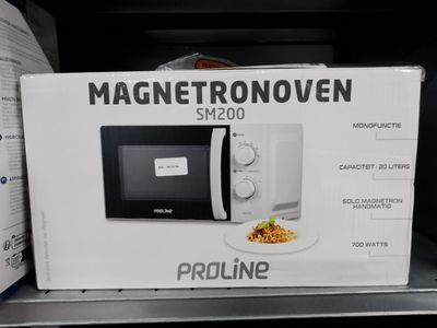 un micro-ondes blanc posé sur une étagère dans un magasin