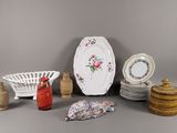 de nombreux types d'assiettes et de vases sur la table