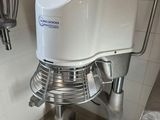 un mixeur posé sur un support dans une cuisine