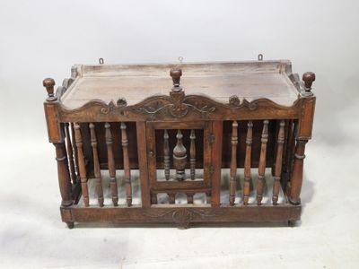 une cage en bois avec un couvercle en bois sur fond blanc