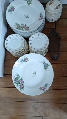 de nombreuses assiettes et bols posés les uns à côté des autres sur le sol
