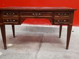 un bureau en bois avec des tiroirs et des tiroirs sur le dessus