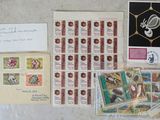 beaucoup de timbres et de cartes postales sur la table
