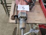 une image représentant une table sur laquelle sont posés des outils