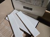 quatre morceaux de carton posés sur une boîte en carton