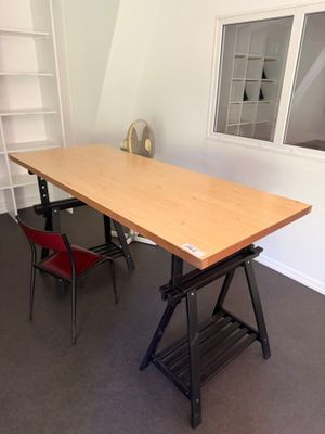 une table en bois avec une chaise rouge devant