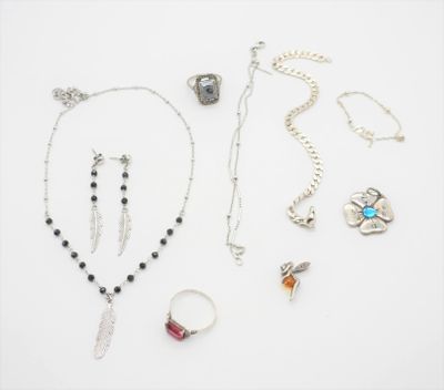 un ensemble de bijoux comprenant des bagues, des bracelets, des bagues et des colliers