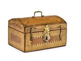 une petite boîte en bois munie d'une serrure