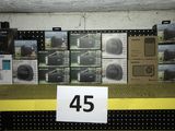 de nombreux pneus exposés dans un magasin