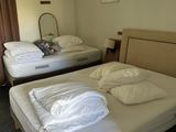 deux lits dans une chambre d'hôtel, recouverts de draps blancs