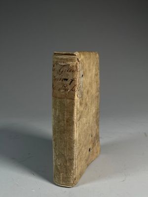 un vieux livre écrit posé sur une table